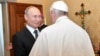 Снова опоздал и никуда не уходит: Путин у папы римского