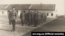 Сотня Української Галицької армії (УГА) вишикувана до походу. 1919 рік