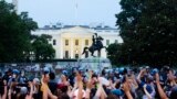 Протестующие у Белого дома после неудачной попытки разрушить монумент президенту Эндрю Джексону
