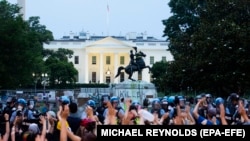 Протестующие у Белого дома после неудачной попытки разрушить монумент президенту Эндрю Джексону