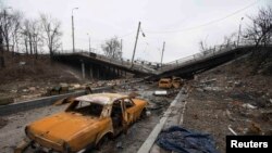 Разбитые автомобили рядом с разрушенным мостом в районе аэропорта Донецка, архивное фото