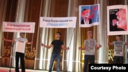 Активисты с плакатами на митинге в поддержку государственного языка. Алматы, 20 сентября 2009 года.