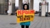 Активіст Костянтин Котов вийшов на Манежну площу Москви з плакатом «Крим – це Україна» (українською мовою)
