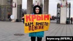 Один із низки одиночних пікетів у центрі столиці Росії проти окупації українського Криму. Москва, 17 березня 2019 року