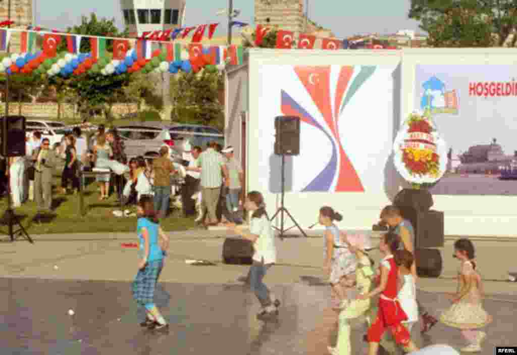 İstanbul Sabantuyı - 2009 - İstanbulda Topkapı mädäniät parkında uzgan tatar sabantuyı. Selman Yeşil fotoları © tawish.org