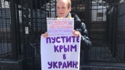 Гайворонский возле посольства России