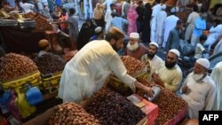 Musulmanlar Remezan aýynyň başlanmagynyň öňüsyrasynda azyk satyn alýarlar, Pakistanyň Karaçi şäheri, 5-nji iýun, 2016. 