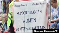 Tifozët mbajnë një pankartë në duar, në të cilën shkruan: "Mbështesni grantë iraniane që të marrin pjesë në stadiume". Kampionati Botëror i Futbollit 2018 po zhvillohet në Rusi.