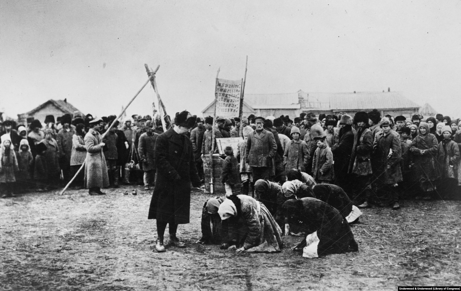 Personat e prekur nga uria përkulen para një zyrtari amerikan që solli ndihmë më 1922 në Samara.