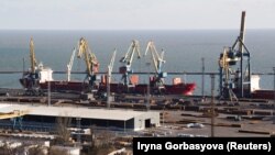 Товарен кораб на пристанището в Мариупол, където след началото на руската инвазия в Украйна на 24 февруари е блокиран един от двата кораба с български екипаж. Снимката е от 29 ноември, 2018 г.