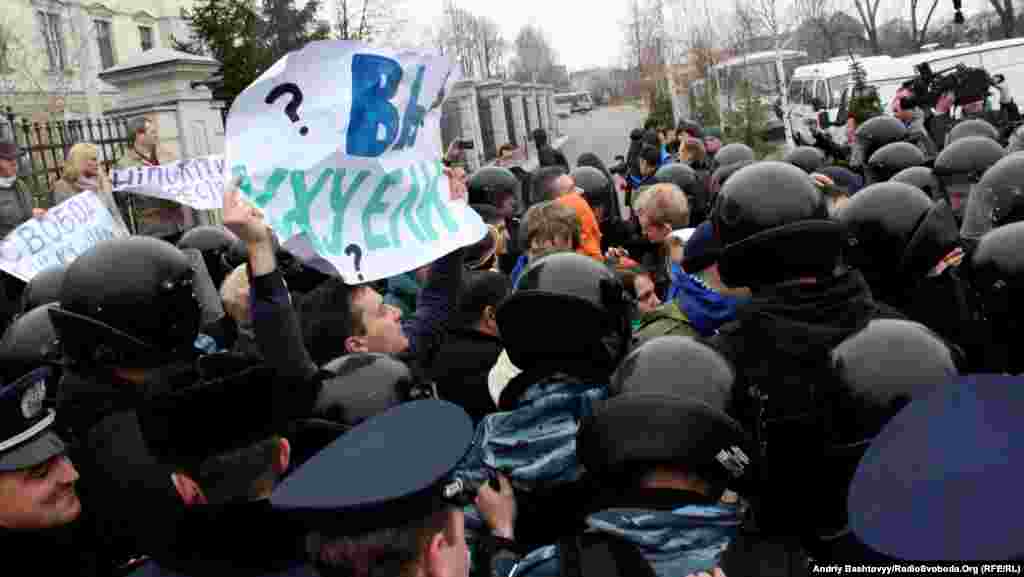 Ukratna prezidenti Viktor Yanukovich-in iqamətgahı yerləşən Nova Petrovitsi kəndində etiraz aksiyası. 15 aprel 2013