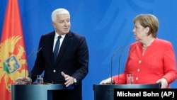 Kancelarja gjermane, Angela Merkel, dhe Kryeministri i Malit të Zi, Dushko Markoviq, gjatë konferencës së përbashkët në Berlin.