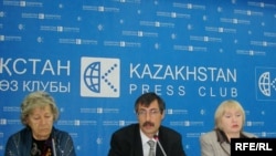 Правозащитники Нинель Фокина, Евгений Жовтис и Тамара Калеева. Алматы, 15 октября 2008 года. 