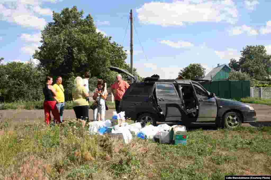 Волонтеры раздают гуманитарную помощь, город Славянск. Зона АТО, июль 2015 Украина