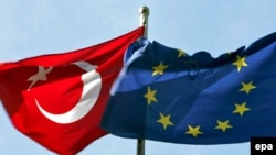 Флаг Турции и Евросоюза. 