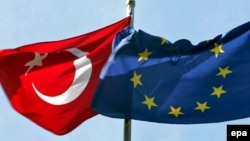 Zastave Turske i Evropske unije.
