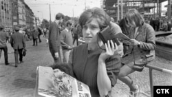 Прага, 21 августа 1968 года, женщина на Вацлавской площади слушает новости с помощью портативного радиоприемника