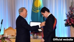 Архивное фото: Президент Казахстана Нурсултан Назарбаев (слева) и президент Туркменистана Гурбангулы Бердымухамедов (справа), Астана, 18 арпреля 2017 
