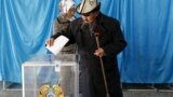 Kazakhstabn -- People vote during a snap parliamentary election in a village of Toretam, southern Kazakhstan, March 20, 2016
