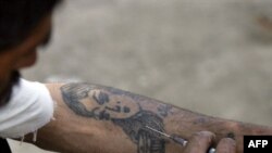 Iran -- An Iranian drug addict injects himself with heroin at a park in a working class neighbourhood in southern Tehran, 28Jun2006