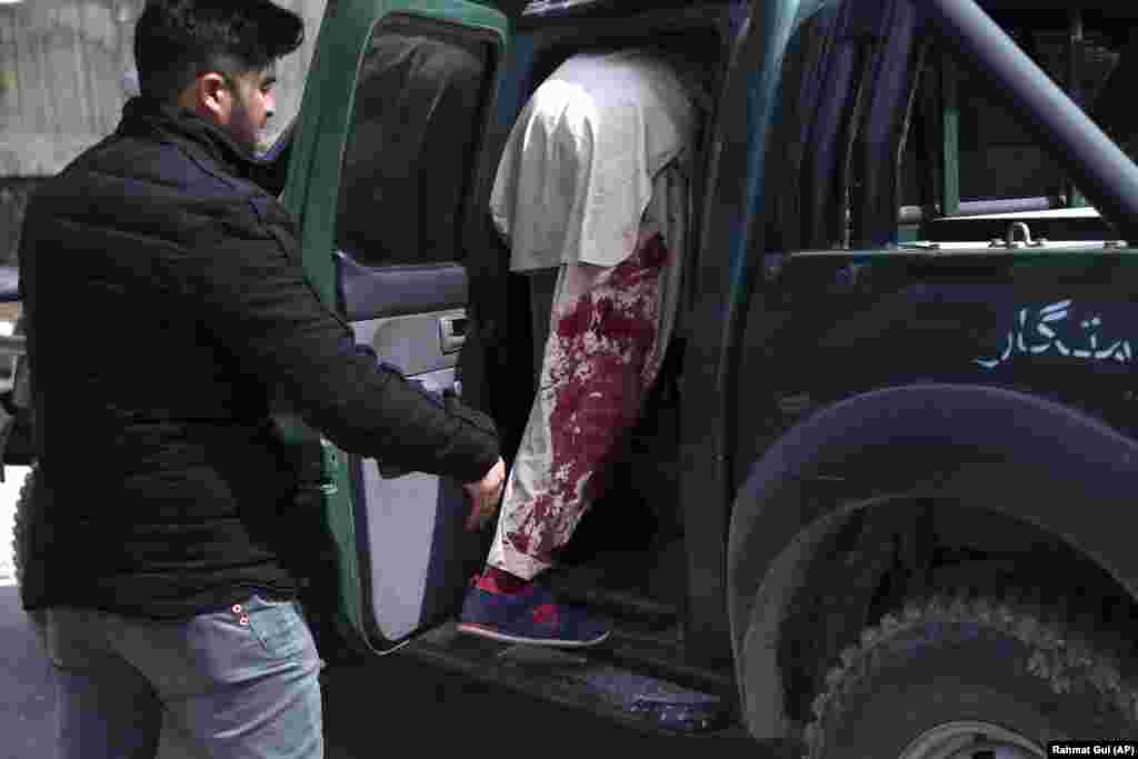 АВГАНИСТАН - По повеќекратни експлозии загинаа најмалку шест луѓе и 23 беа повредени во близина на шиитски храм во Кабул, соопштија авганистански официјални претставници.