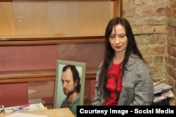 Евгения Чуприна с портретом Олеся Ульяненко