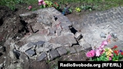 Невідомі зруйнували пам’ятний знак воїнам ОУН-УПА, Харків, 26 квітня 2013 року
