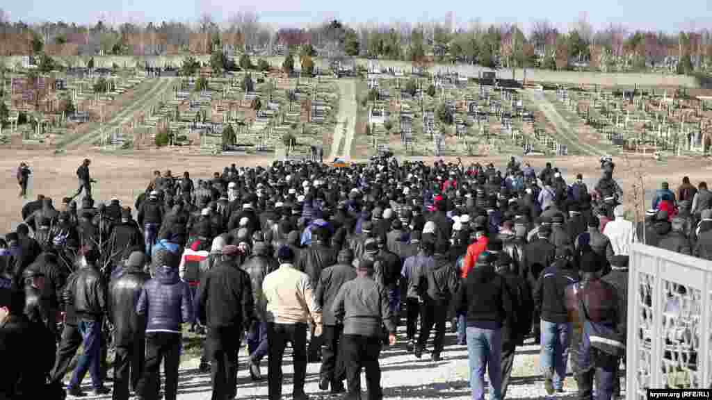 На міському кладовищі Сімферополя &laquo;Абдал&raquo; відбулися похорони 38-річного кримського татарина Решата Аметова, 18 березня 2014 року