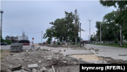 Разрушенный после наводнения сквер возле морского вокзала в Керчи, 11 сентября 2021 года