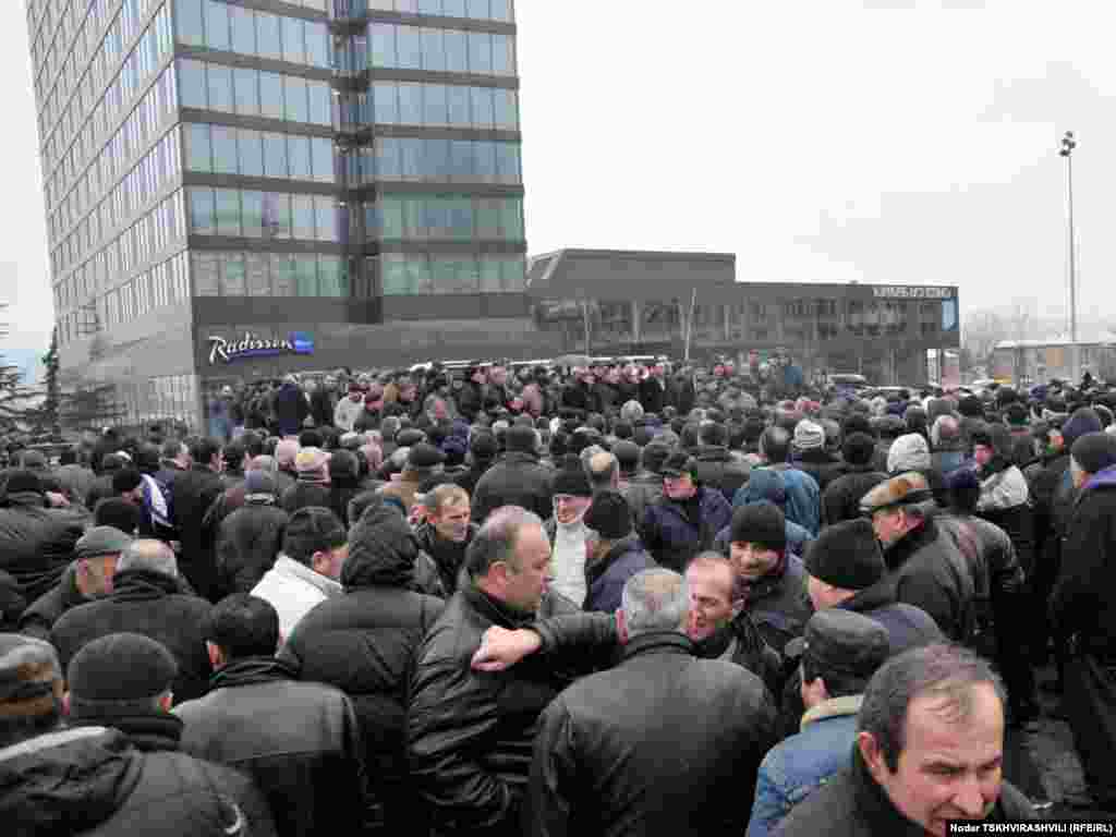 საპროტესტო აქცია ვარდების მოედანზე - რამდენიმე დღეა, რაც თბილისში სამარშრუტო მიკროავტობუსების მძღოლების საპროტესტო აქციები იმართება.