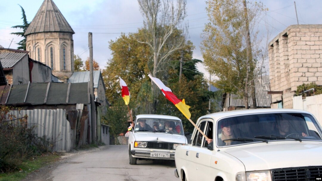 Лозунг, под которым проходил митинг в Цхинвале, звучал почти как предвыборный девиз «тибиловцев» – «Стабильность и развитие»