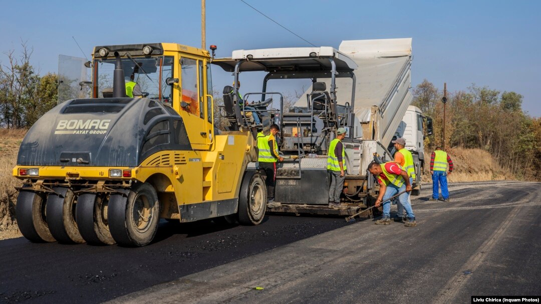 Asfaltarea unor drumuri ar putea, în viitor, să fie atribuită de primării direct firmelor pe care le favorizează. Imagine din arhivă, de la construcția unui drum din județul Iași.