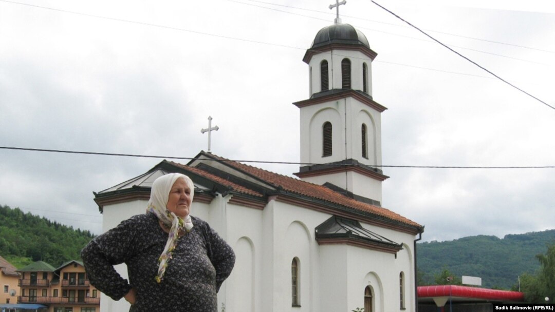 Fata Orlović ispred crkve koja je izgrađena u njenom dvorištu