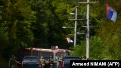 Војниците на НАТО во Косово патролираат покрај барикадатa поставена од етнички Срби во близина на градот Зубин Поток на 1 август 2022 година