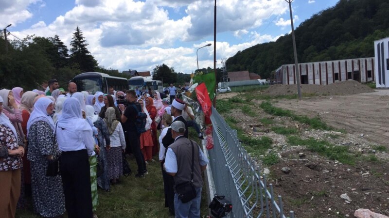 Policija spriječila ulazak porodicama žrtava genocida na mjesto stradanja u Kravicama kod Bratunca