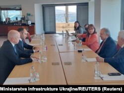 Oleksandr Kubrakov, ministar infrastrukture Ukrajine (lijevo) i glavni tajnik UN-a Antonio Guterres na sastanku na lokaciji koja je navedena kao Istanbul u Turskoj, 22. jula 2022.