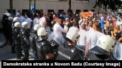 Kordon policije i muškarci u civilu, bez vidljivih obilježlja, "oči u oči" sa demonstrantima, Novi Sad, Srbija, 21. juli 2022.