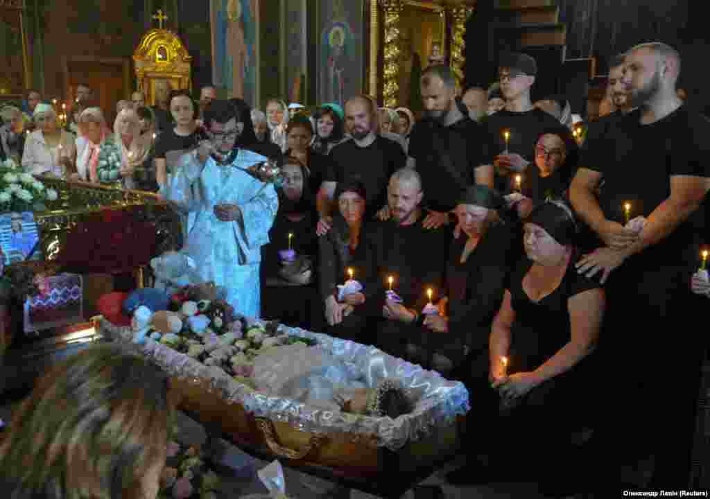 Родичі 4-річної Лізи Дмитрієвої, яка загинула під час нещодавнього ракетного удару Росії у Вінниці, під час церемонії похорону. Вінниця, 17 липня 2022 року &nbsp;