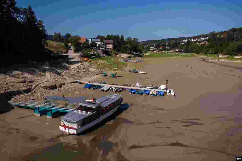 Isušeno jezero Brenets (Lac des Brenets) na granici Francuske i zapadne Švajcarske, 18. juli 2022.