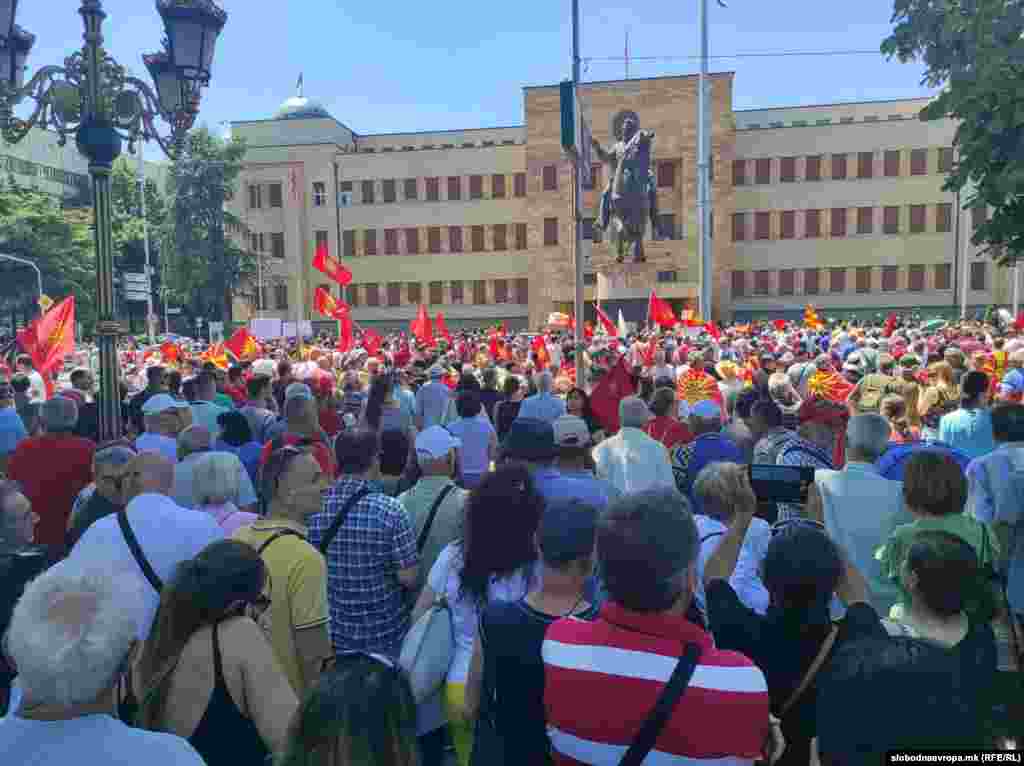 Демонстрантите се собраа пред Парламентот пред обраќањето на претседателката на ЕК, Урсула фон дер Лајен пред пратениците.&nbsp;Скопје, 14.07.2022