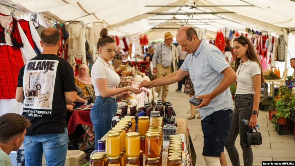 Vizitorët duke blerë produktet e ekspozuara në panair.