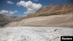 Morénahatár a Pers gleccser mellett Pontresina alpesi üdülőhely közelében, Svájcban. 2022. július 22. 