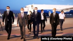 Таджикские чиновники встречают в аэропорту прибывшего с визитом министра иностранных дел Китая Ван И (второй слева). Душанбе, 31 июля 2022 года