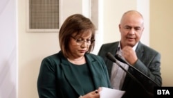Корнелия Нинова и Георги Свиленски направиха изявление пред журналисти в парламента в петък. 