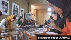 گروهی از دختران در هرات که به دلیل مسدود ماندن مکاتب٬ در دوره های آموزش نقاشی سهم گرفته اند.