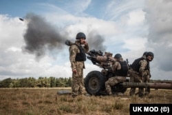 Украинские военные проводят артиллерийские учения в Великобритании, 25 июня 2022 года