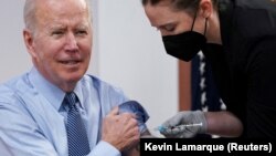 Američki predsednik prima drugu buster dozu vakcine protiv korona virusa u Beloj kući u Vašingtonu, 30. mart 2022.
