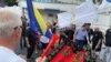 Na treći protest ispred Ureda visokog predstavnika u Sarajevu građani su donijeli zasteve BiH, te zastave nekih jedinica bivše Armije Bosne i Hercegovine.