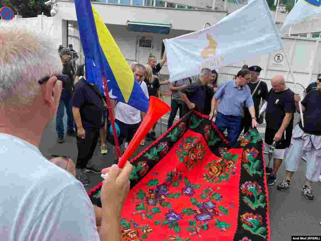 Na treći protest ispred Ureda visokog predstavnika u Sarajevu građani su donijeli zasteve BiH, te zastave nekih jedinica bivše Armije Bosne i Hercegovine.