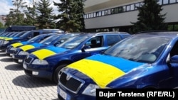 Misioni i Bashkimit Evropian për Sundimin e Ligjit në Kosovë përcjell nisjen e “Konvojit të EULEX-it për Ukrainë” i cili përbëhet nga 12 automjete që do t’i dhurohen Ukrainës. 12 korrik 2022.